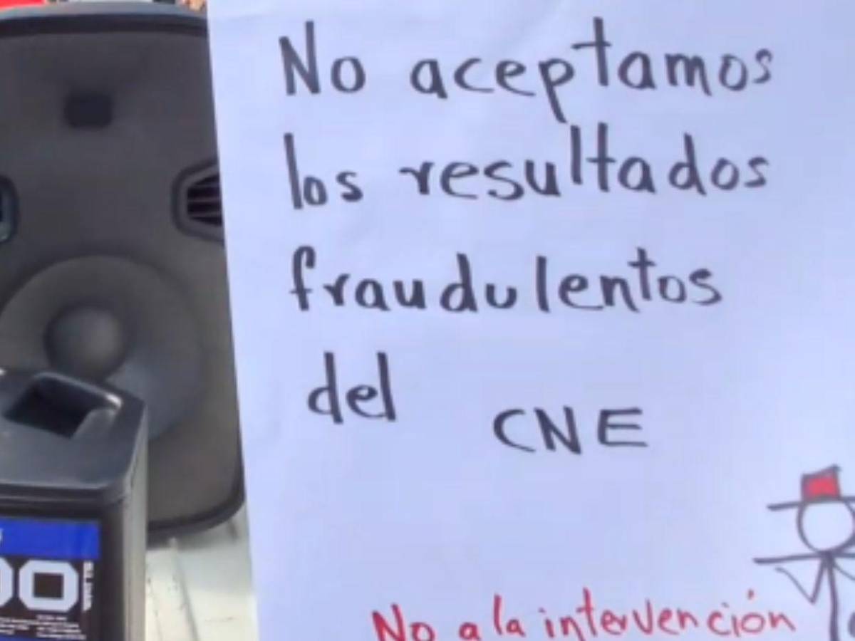 Militante de Libre realiza huelga de hambre frente al RNP: No aceptamos los resultados