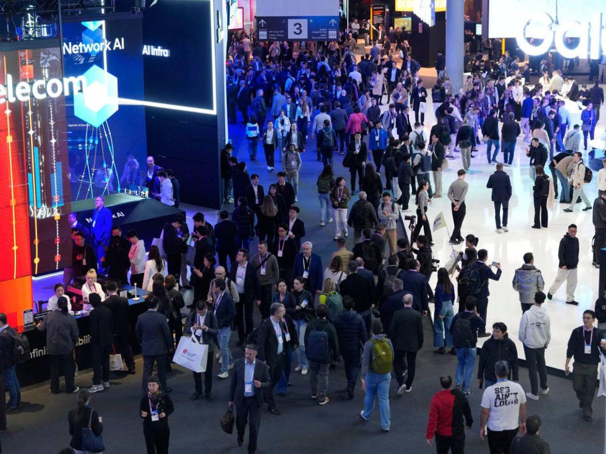 El rey Felipe VI abre el MWC 2026 en Barcelona, dominado por IA y robots