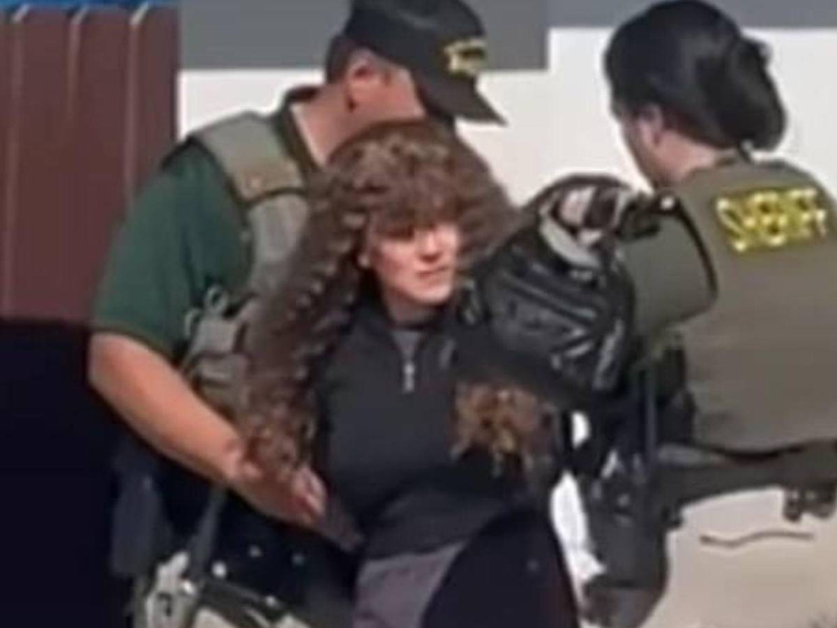 Se fue de viaje con su hija, pero regresó sola: arrestan a mujer en California por asesinato