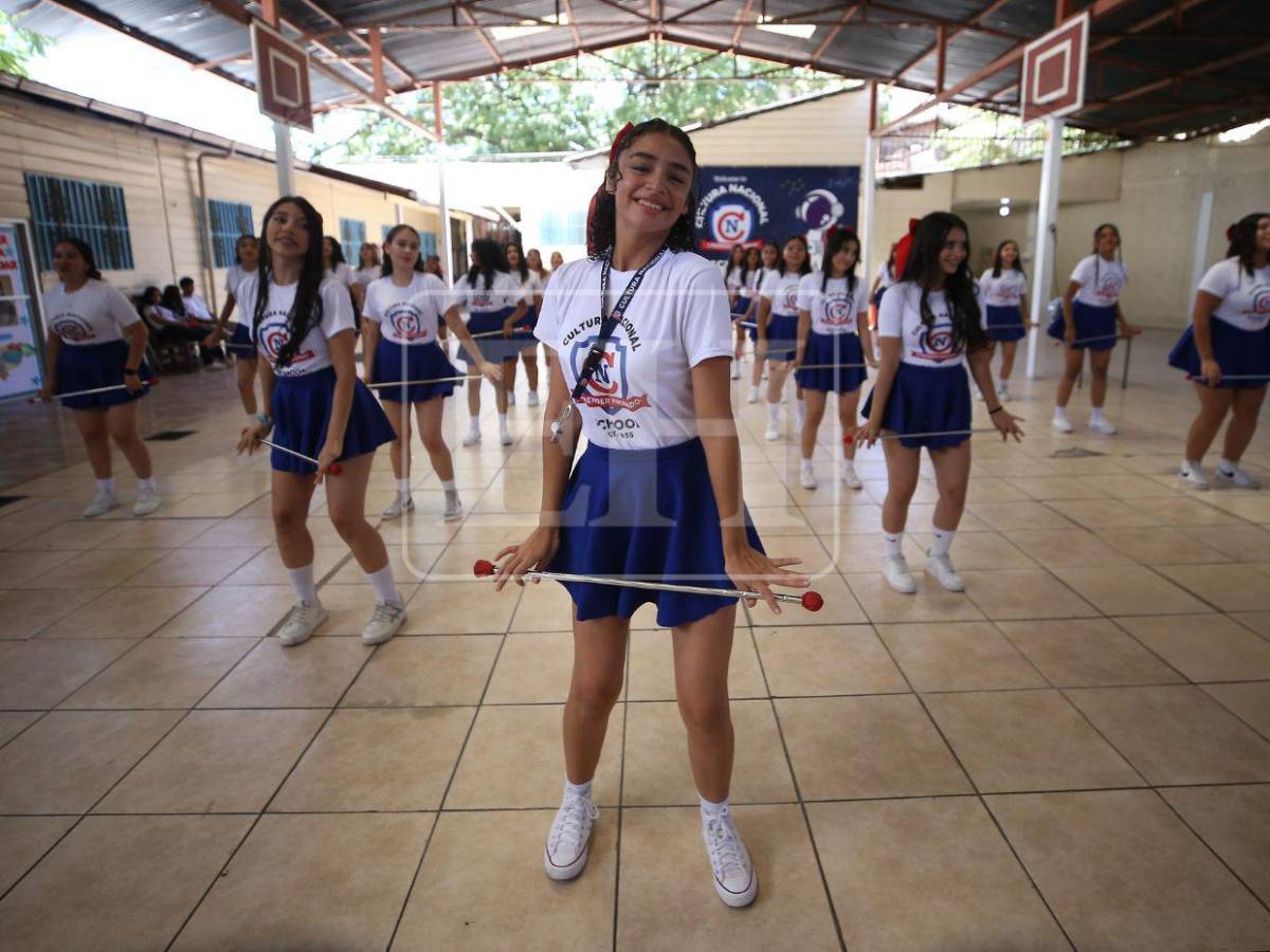 El 15 solo desfiló un ratito, recuerda maestra de Emily, palillona del Cultura Nacional