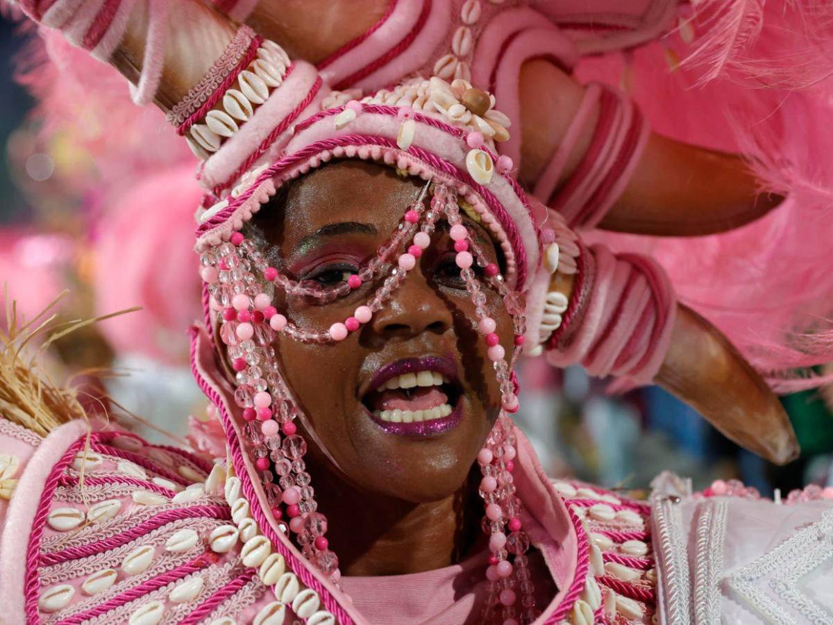 Carvanal 2025: Escuelas de samba destacan la herencia africana en Brasil