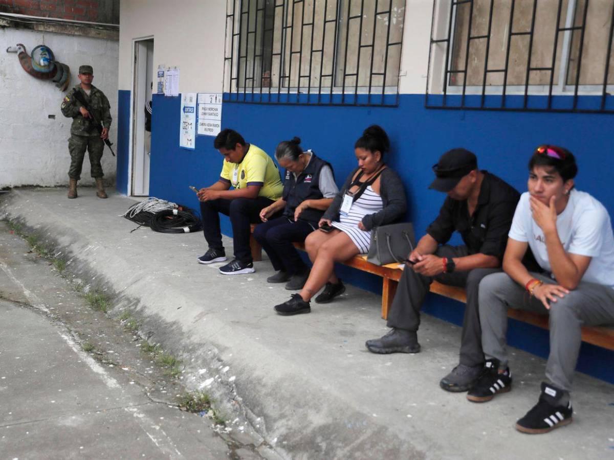 Ecuador vota hoy entre palmas, estado de excepción y ley seca