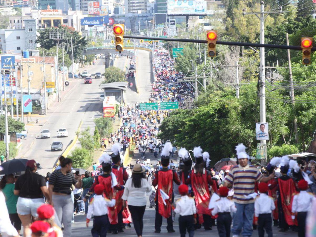 Así fue el desfile de prebásica en el bulevar Kennedy: color, música y alegría infantil