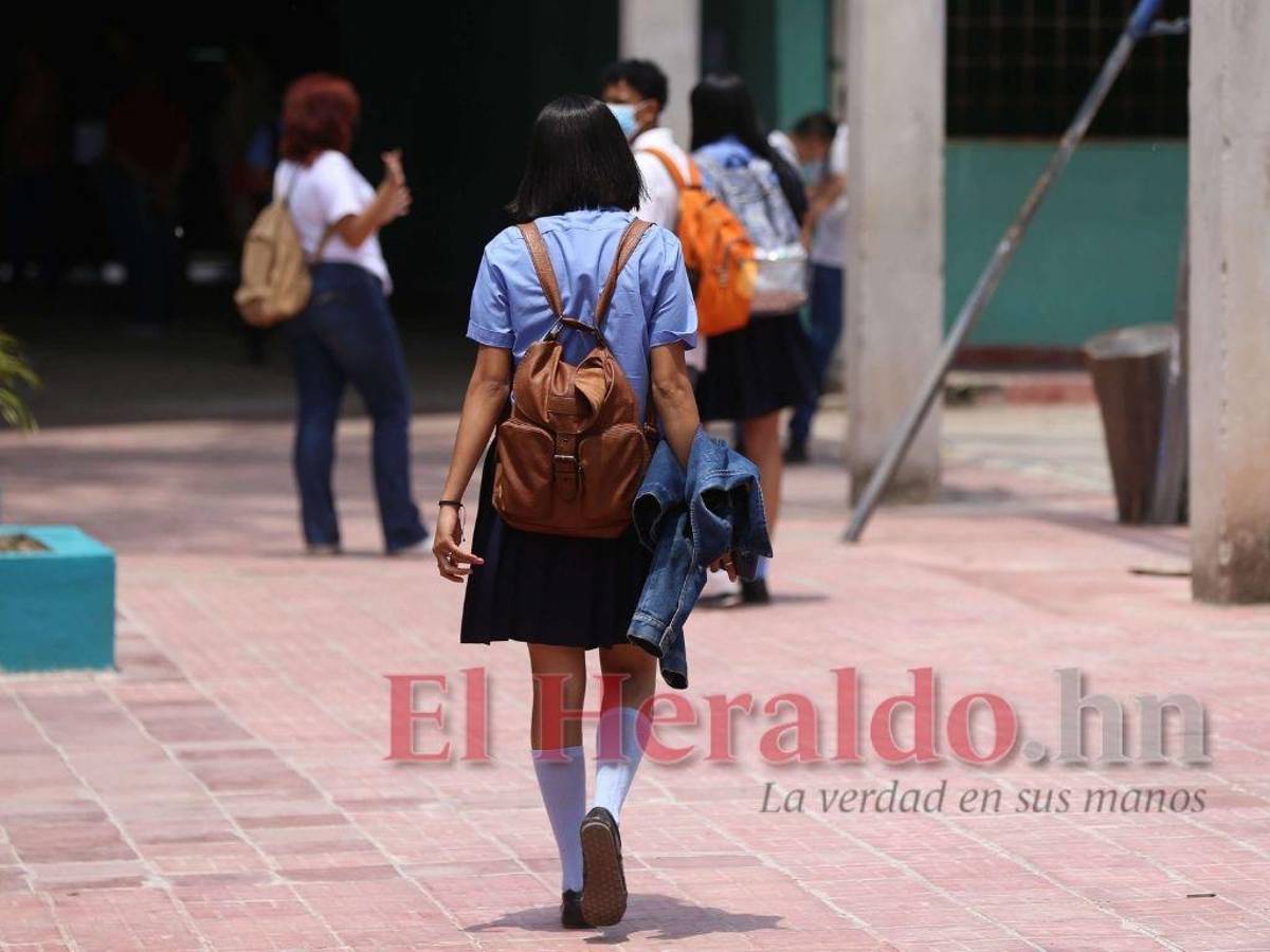 Denuncian que en dos colegios exigen uniforme reglamentario