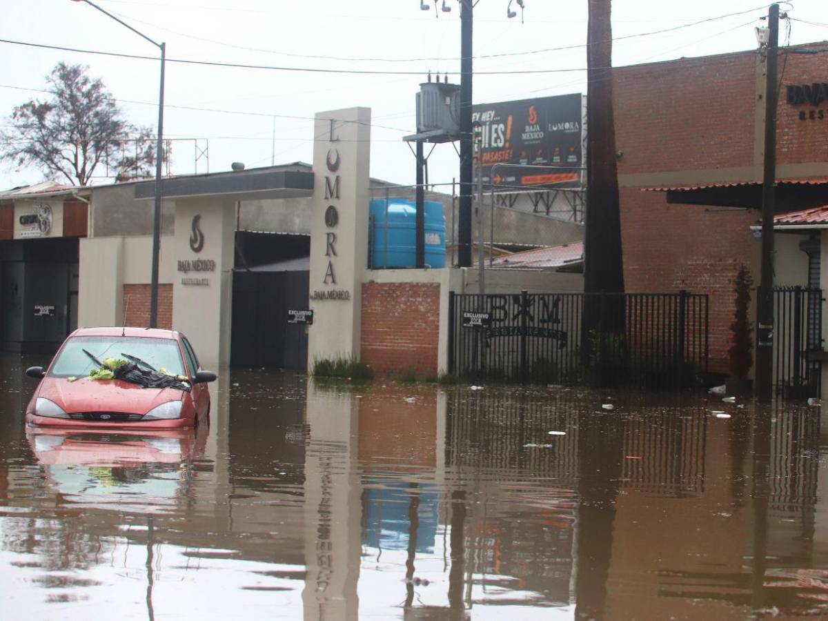 Ciclón Rachel azota Baja California con lluvias y continúa su avance hacia EE UU