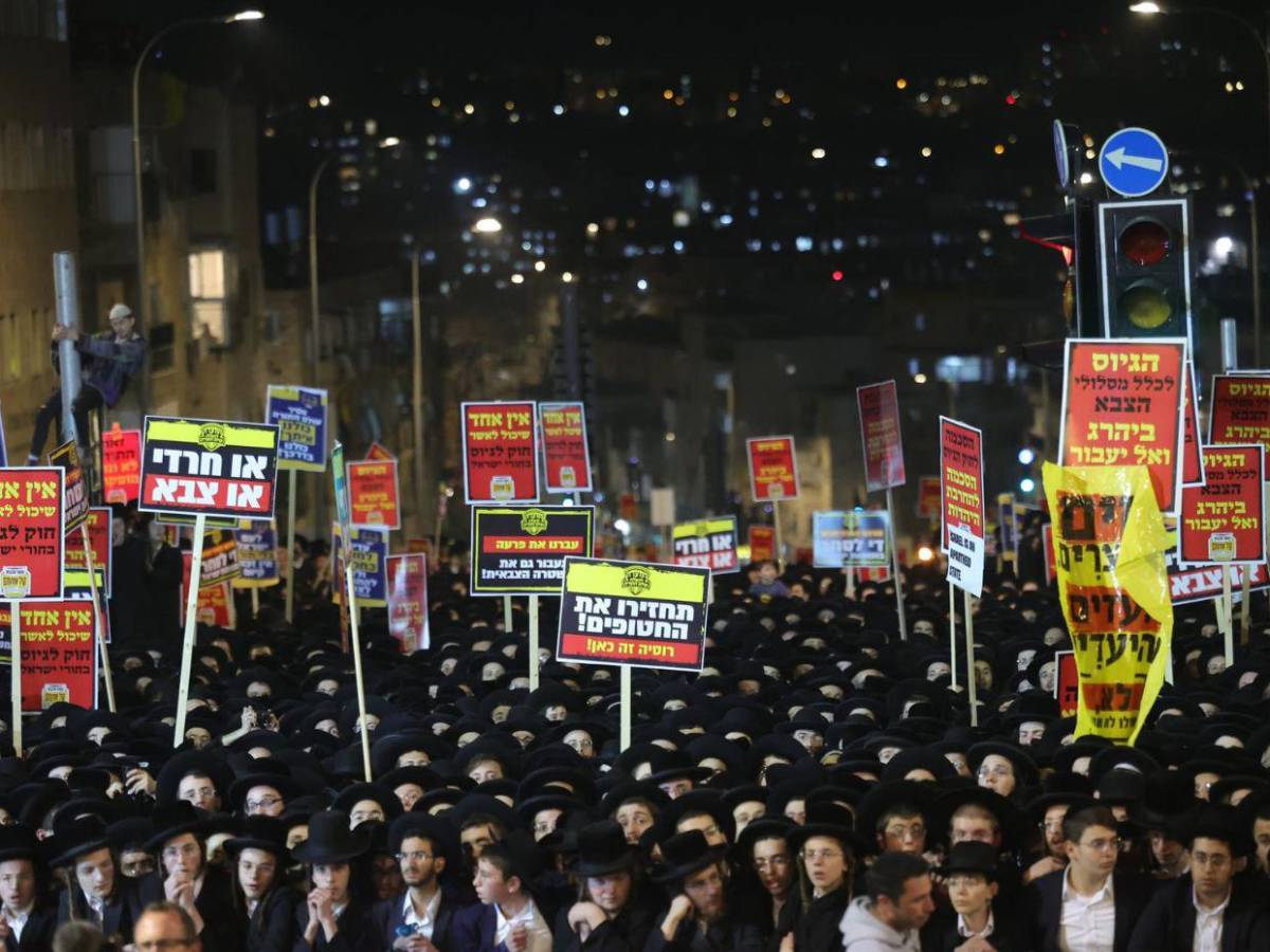 Conductor de autobús atropella a judíos ortodoxos durante masiva protesta en Jerusalén