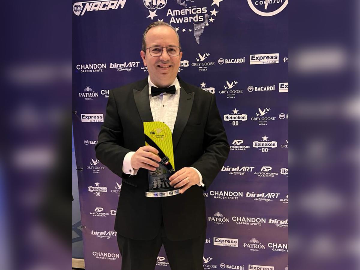<i>Alejandro Chamorro, Gerente General de Ficohsa Panamá, comparte su satisfacción al recibir el reconocimiento de la FIA por el compromiso de Ficohsa Seguros con la seguridad vial. </i>
