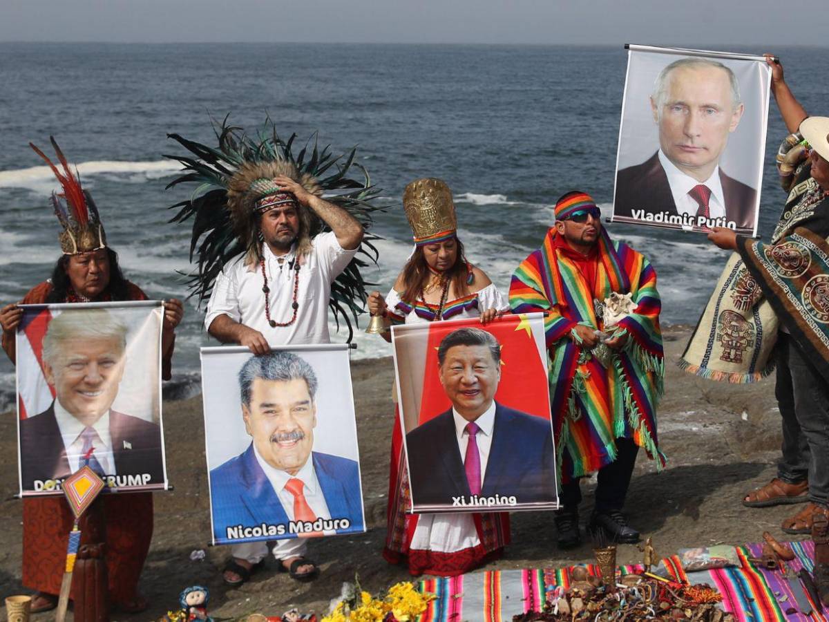 Chamanes y curanderos en Perú realizan ritual de fin de año y predicen para 2026