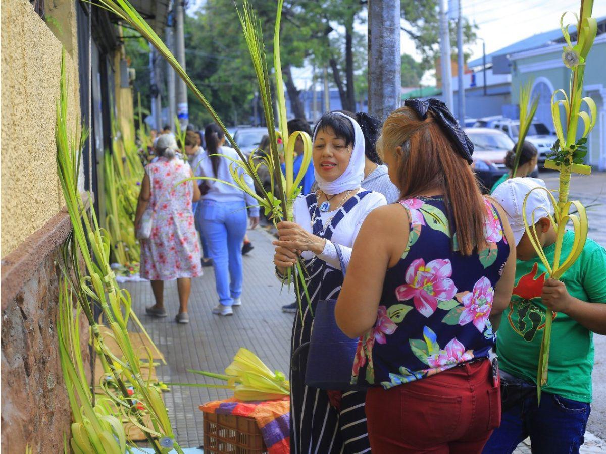 Con cantos y palmas en manos, feligreses conmemoran el Domingo de Ramos