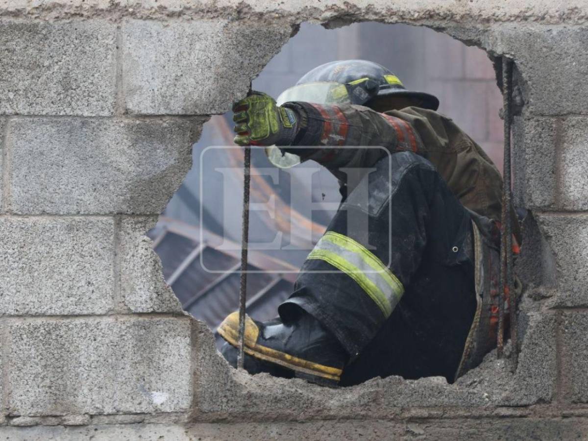 Bajo escombros queda bodega incendiada tras derrumbe de cerro en el anillo periférico