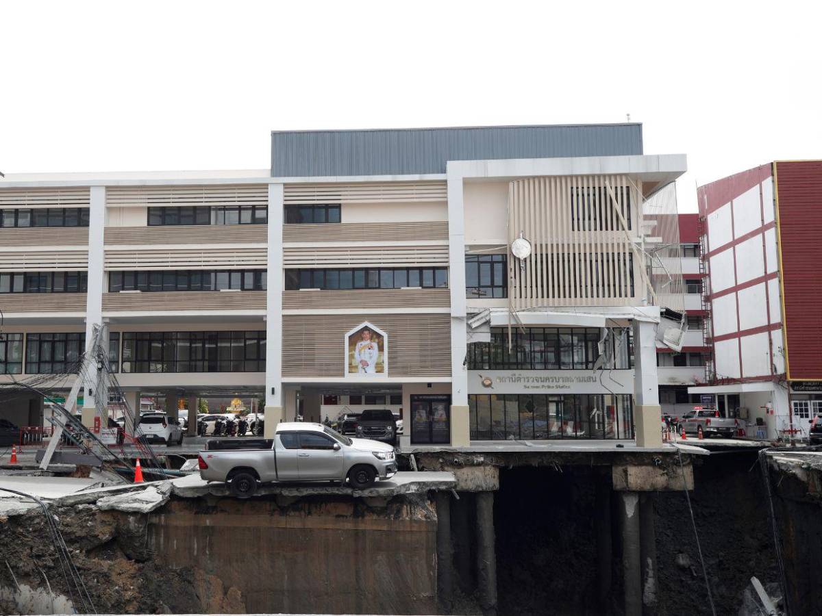 Gran socavón en Bangkok obliga a evacuaciones y corta servicios en hospital y zona