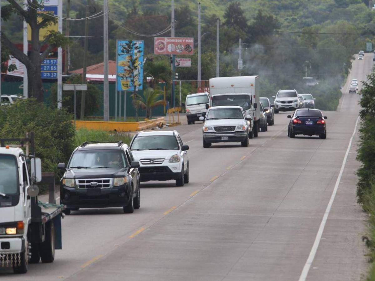 En larga caravana y bajo lluvia: así retornan capitalinos por carretera al sur