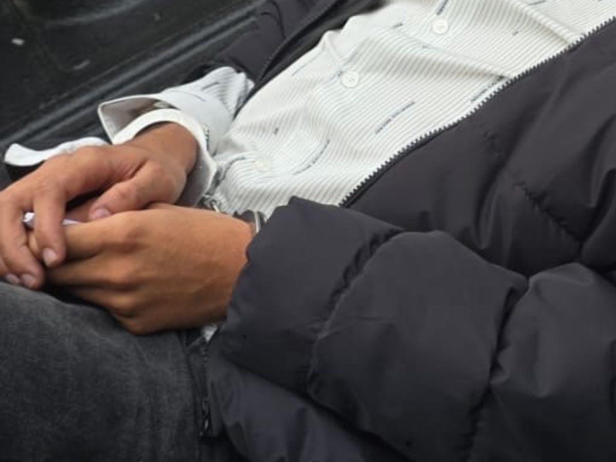 Con el carro destrozado y con sangre: así intentó huir un hombre tras matar a un motociclista