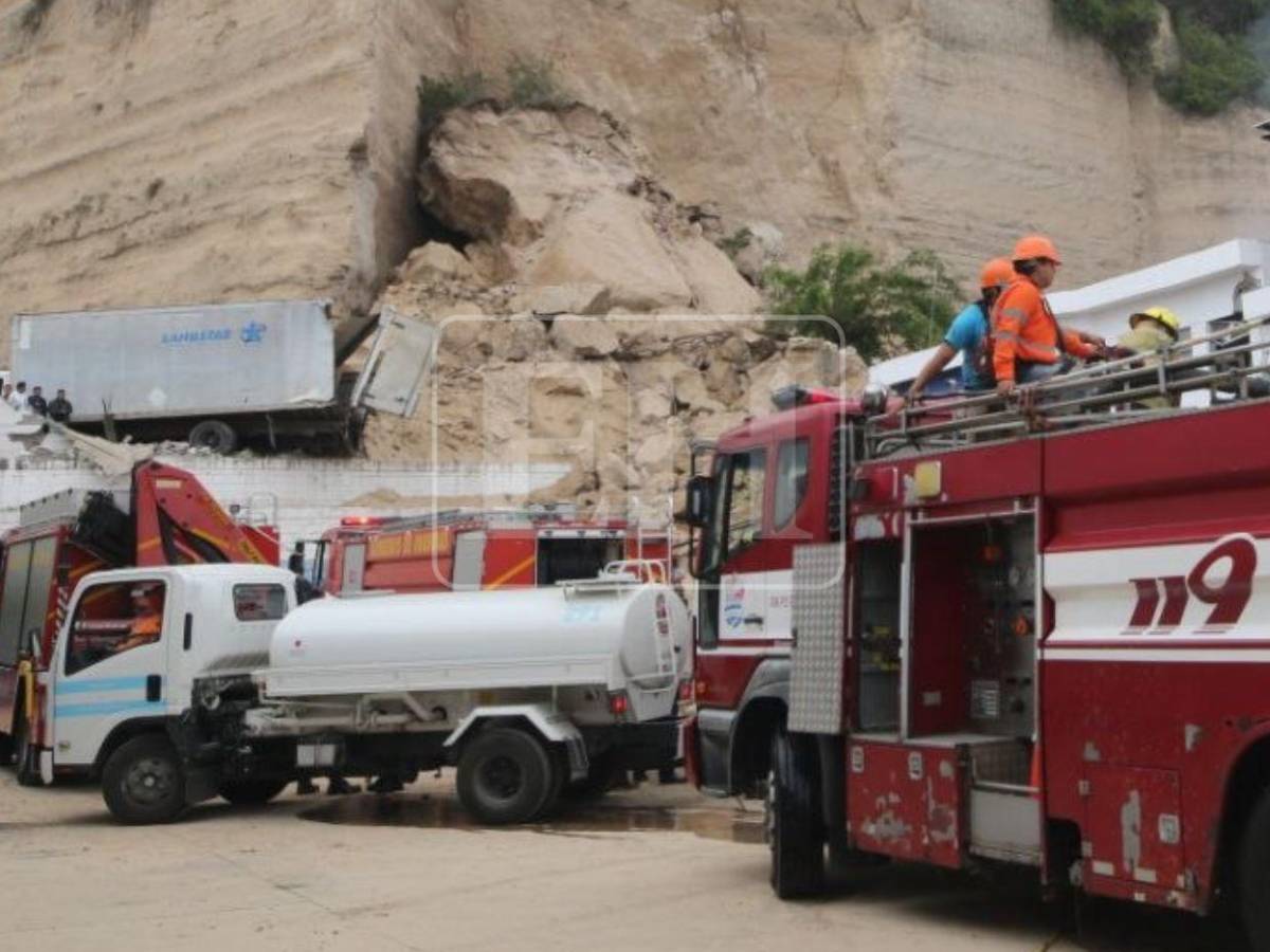 EN FOTOS: Empleados rescatados y bodegas en cenizas tras incendio en el anillo periférico