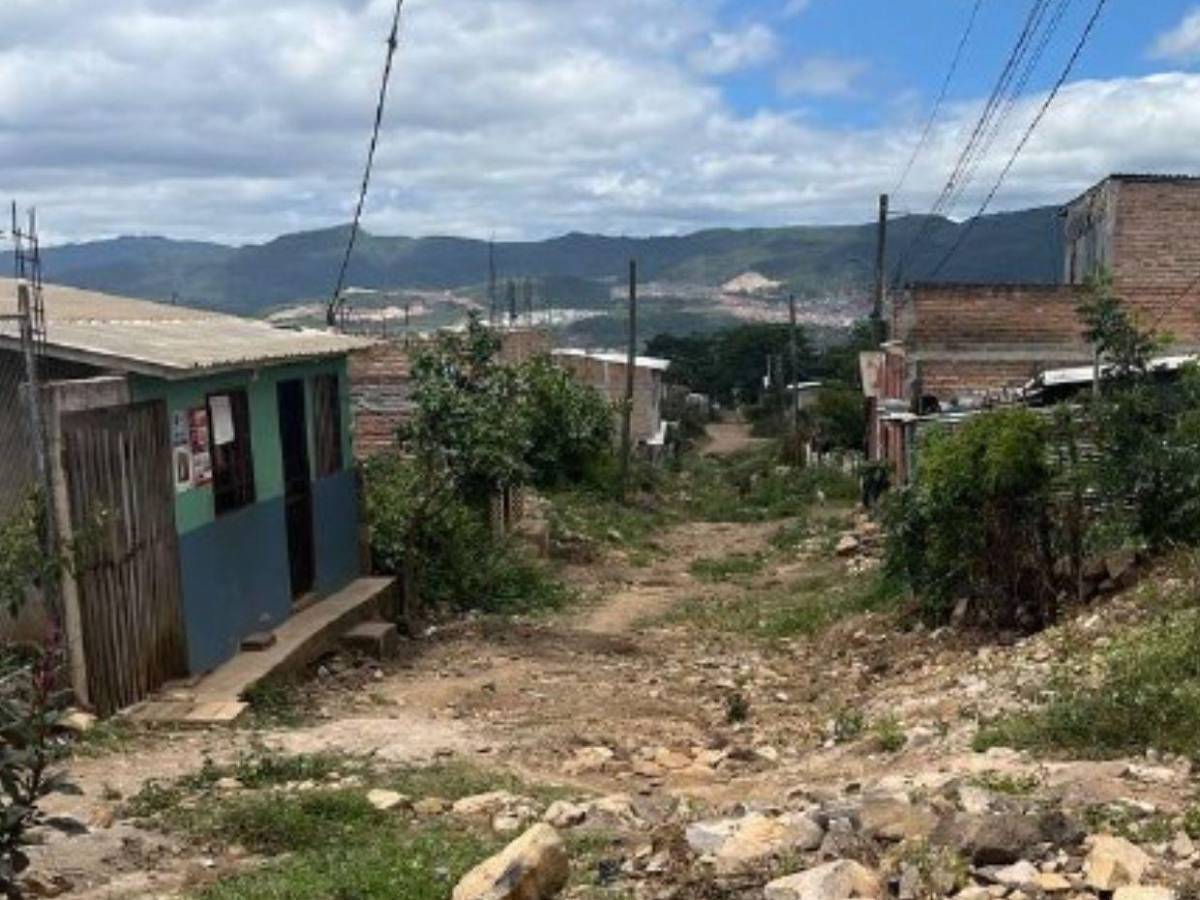 Calles destruidas complican la vida de familias en Monte de Los Olivos
