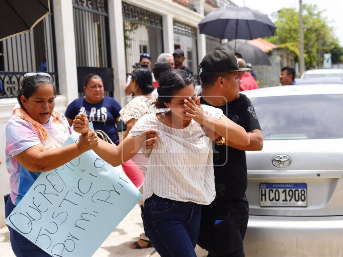 Entre lágrimas y exigiendo justicia: Así se presentó madre de Elvia Gómez a audiencia de Daniel Meraz