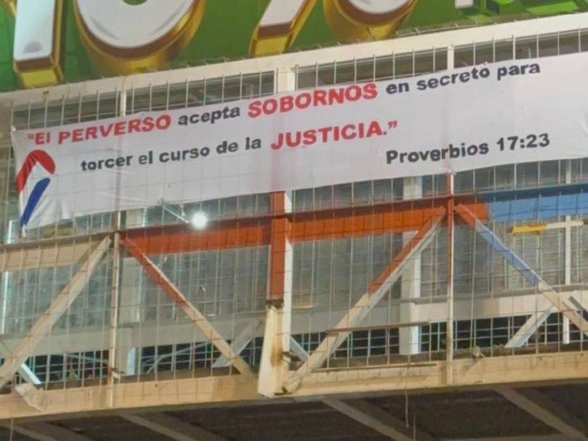 Entre ataques a las iglesias y apoyo al gobierno: las pancartas colocadas en la capital previo a la caminata