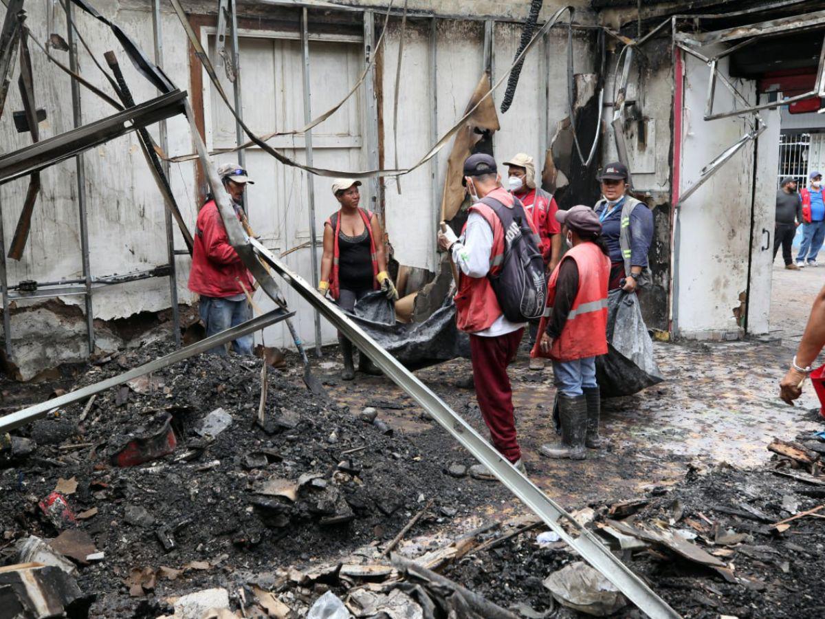 Solo cenizas y escombros: Así quedaron locales tras incendio en el centro de Tegucigalpa