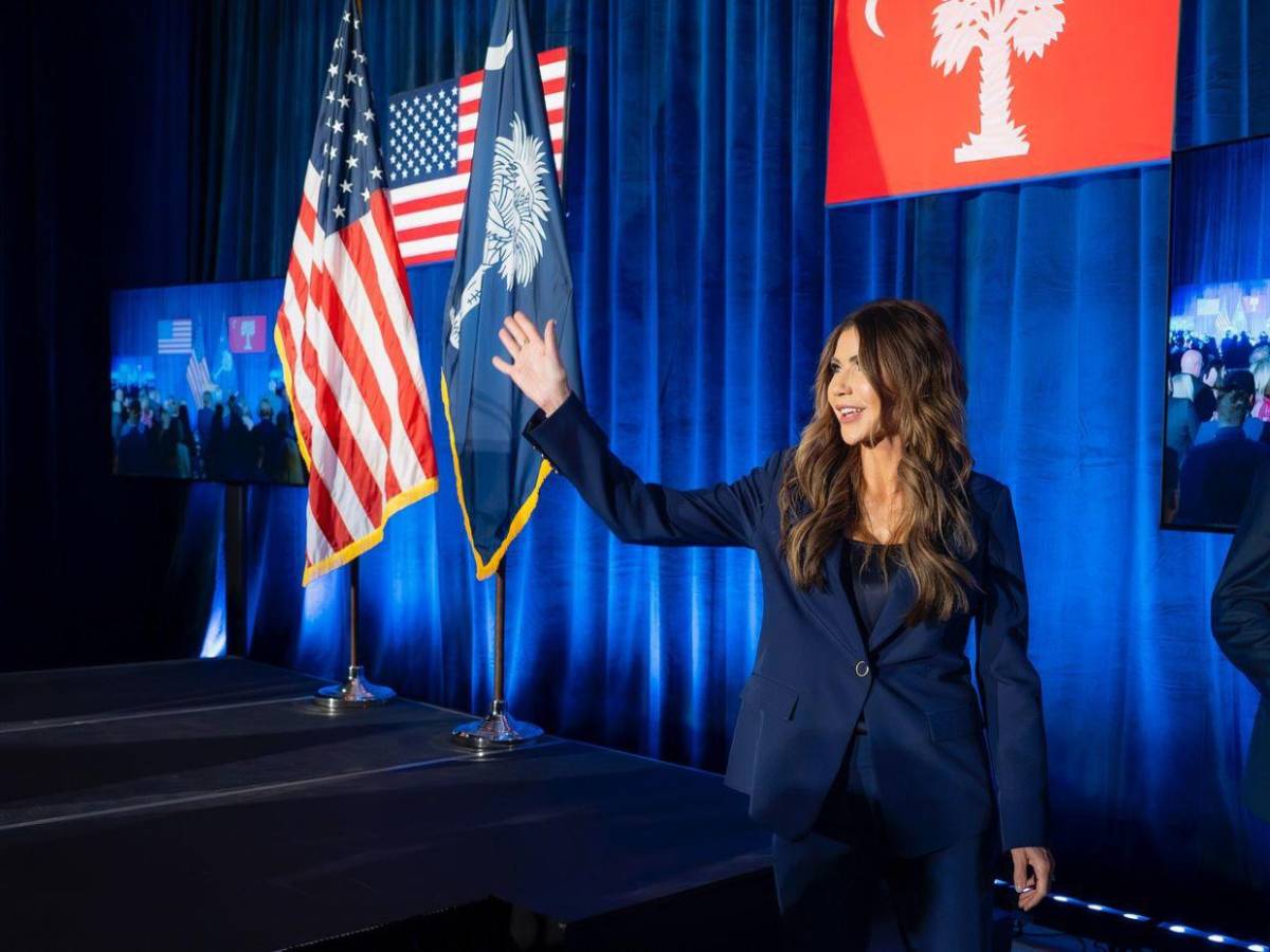 ¿Quién es Kristi Noem, la funcionaria estadounidense que visitó Honduras?