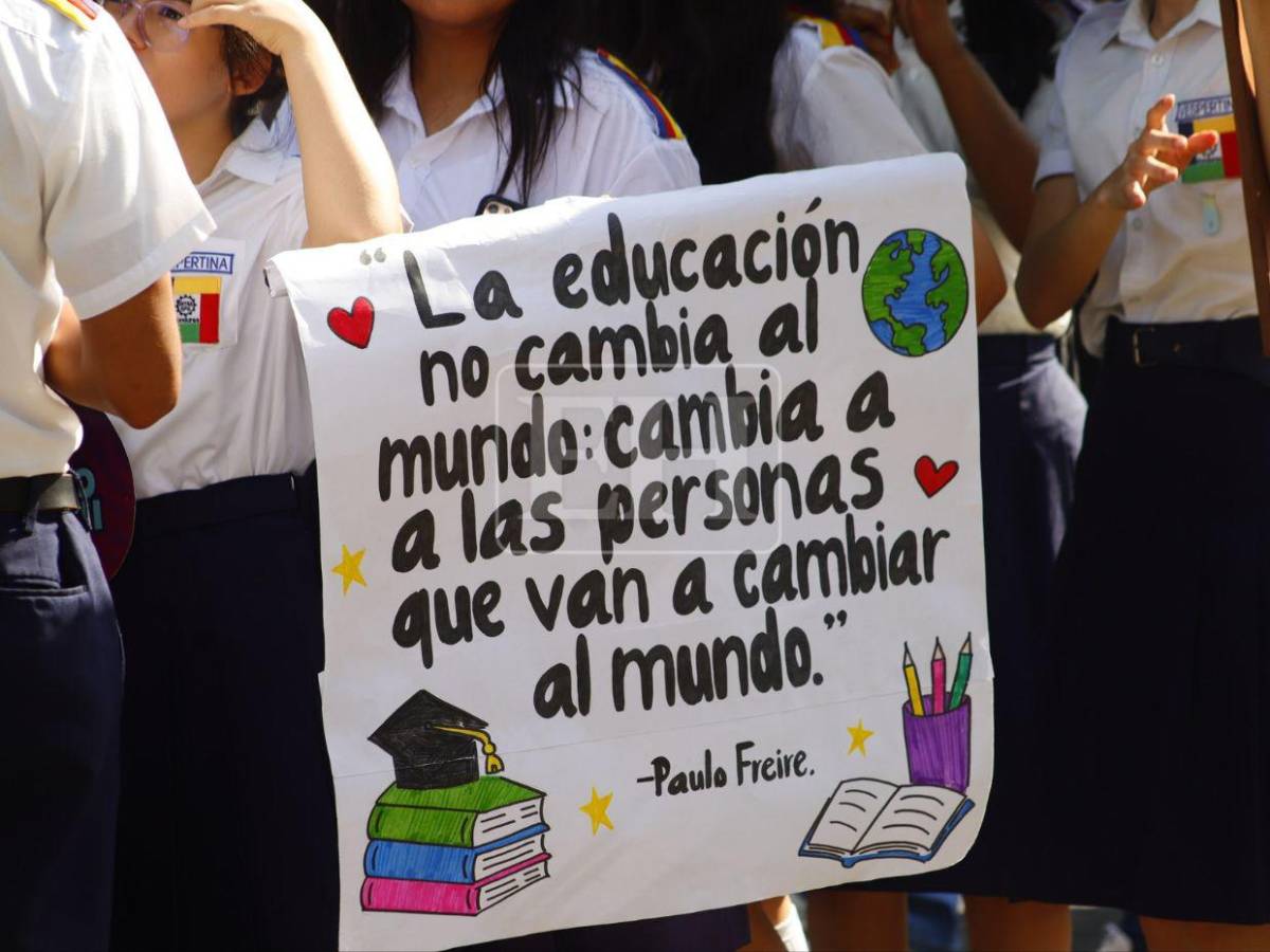 Con bandas y pancartas, estudiantes desfilan en SPS por el Día de la Alfabetización