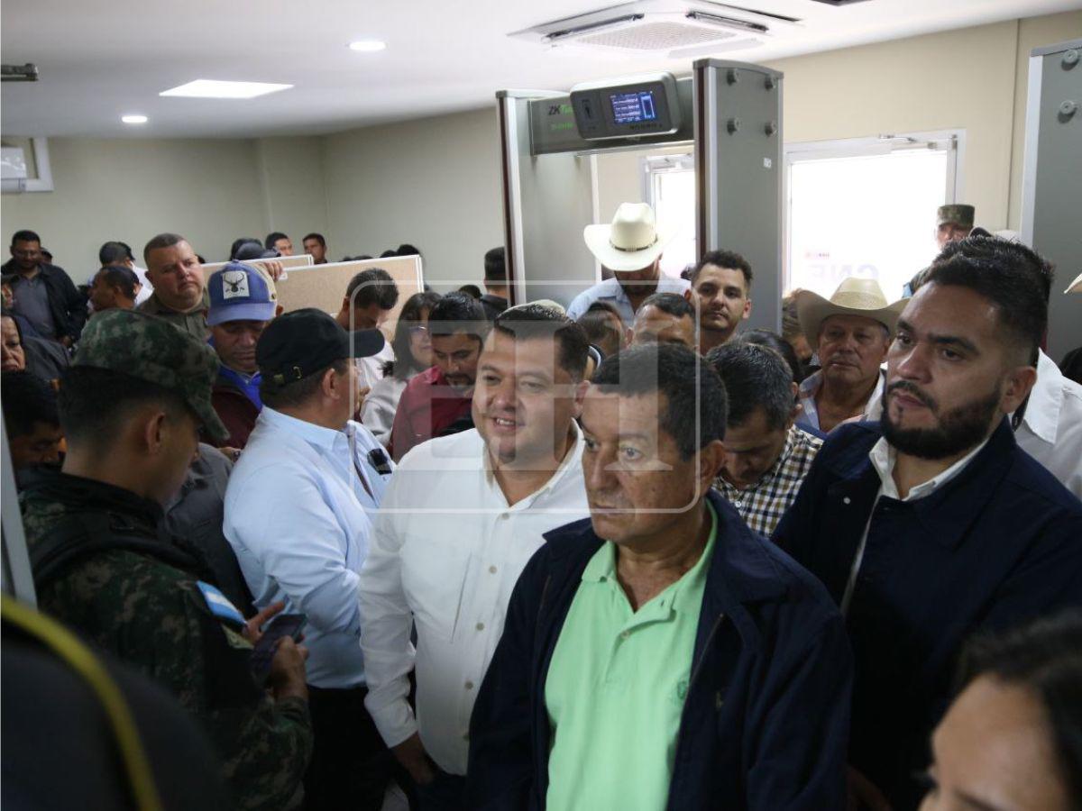 Entre protestas de Libre y agresiones: así se desarrolla entrega de credenciales a alcaldes en el CNE