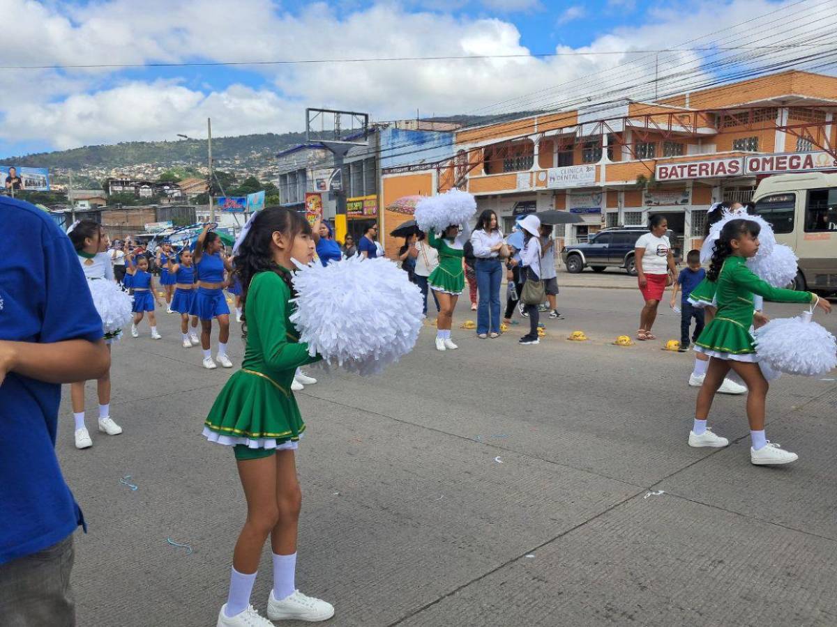 Al ritmo de Candú y punta, escuelas ambientan las calles de El Carrizal en los desfiles cívicos