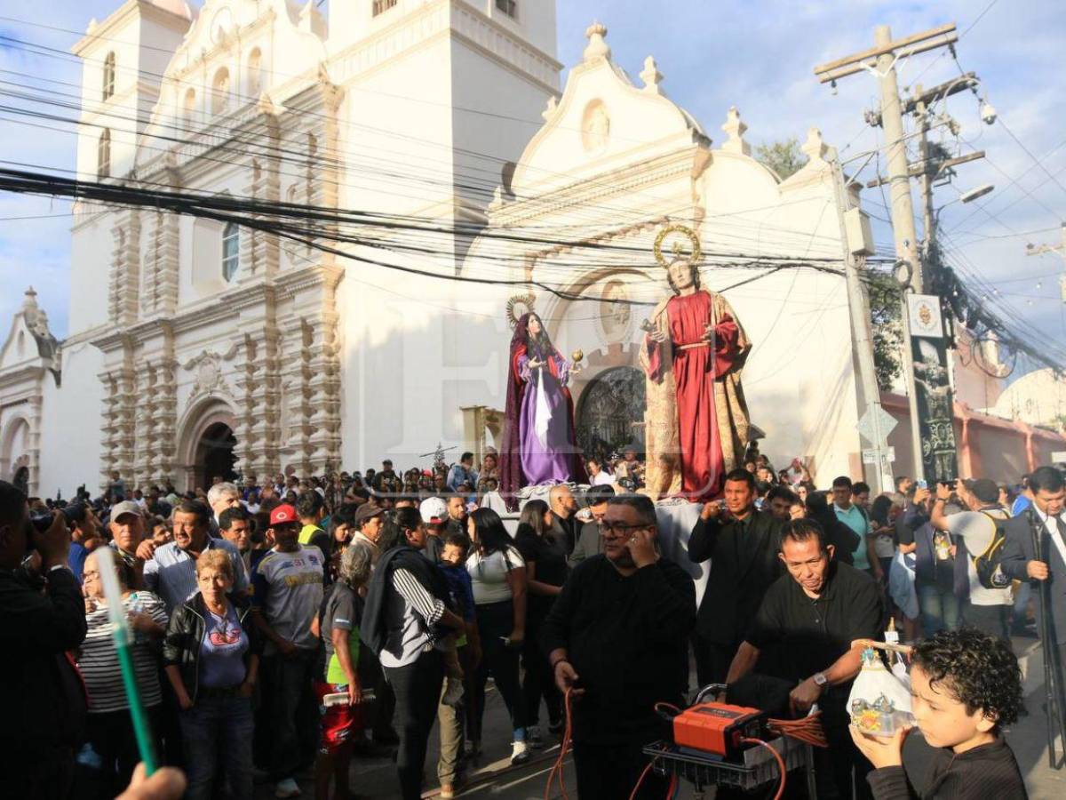Solemne procesión del Santo Entierro recorre el centro de Tegucigalpa este Viernes Santo