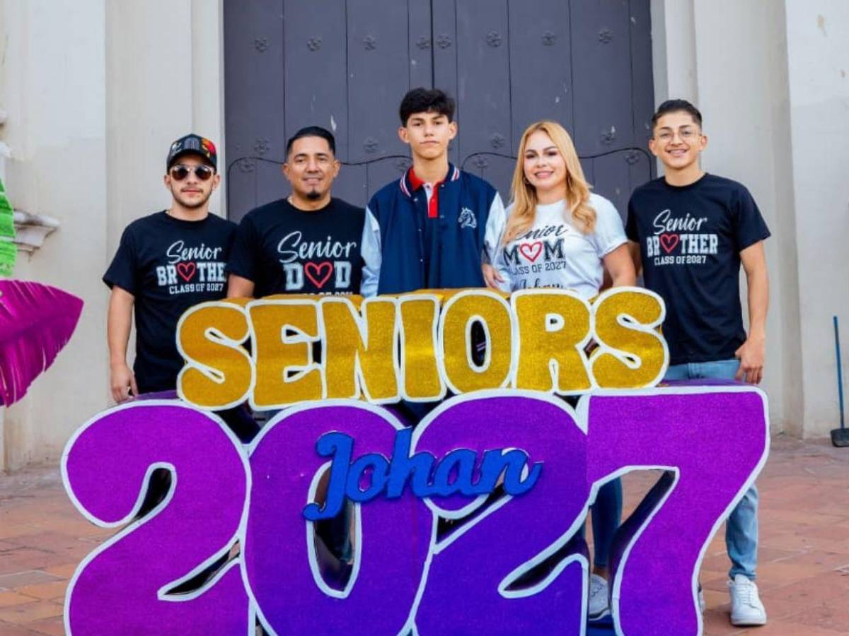 Al ritmo de carnaval, seniors de Escuela Bilingue Honduras hacen su entrada