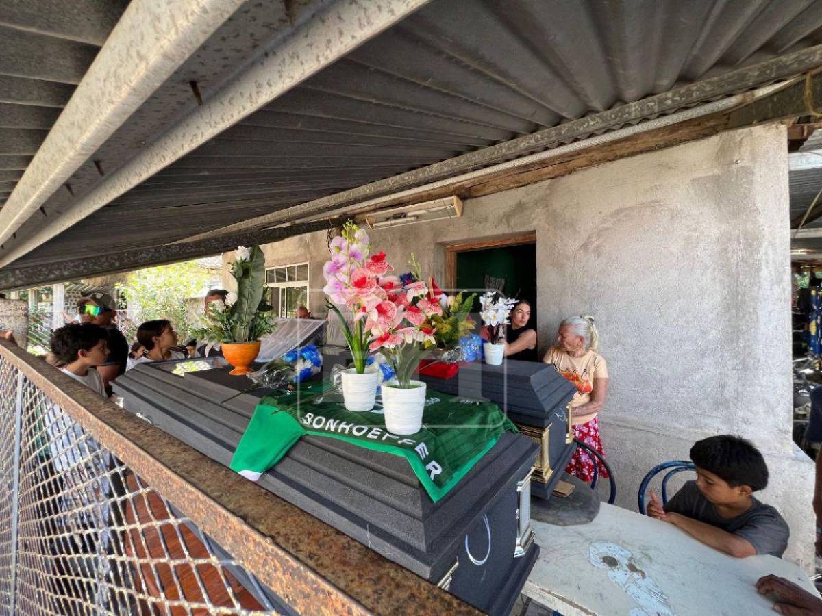 Ataúd tras ataúd: familias destrozadas se despiden de las víctimas del accidente en Santa Bárbara