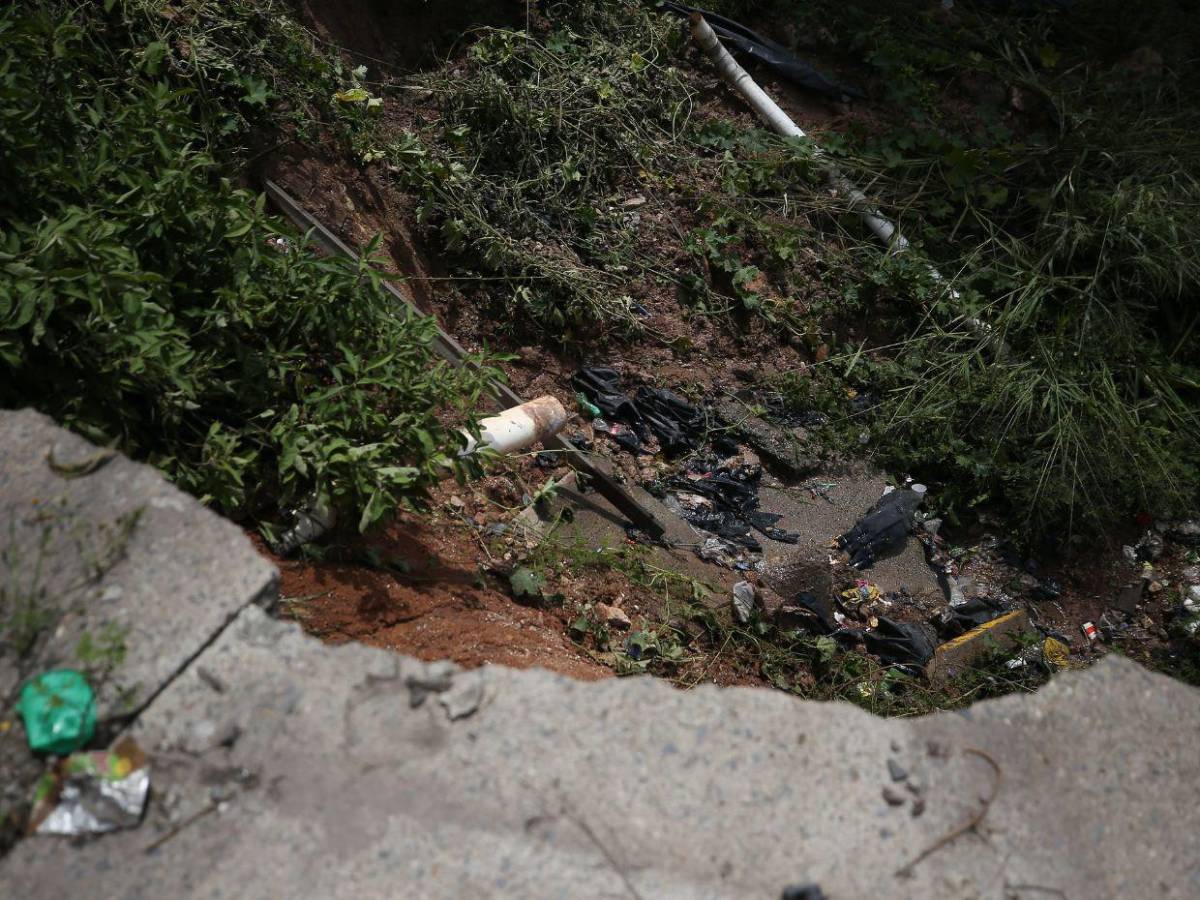 Con miedo y sin dormir:  Familias de la Guillén temen nuevos derrumbes en la zona cero