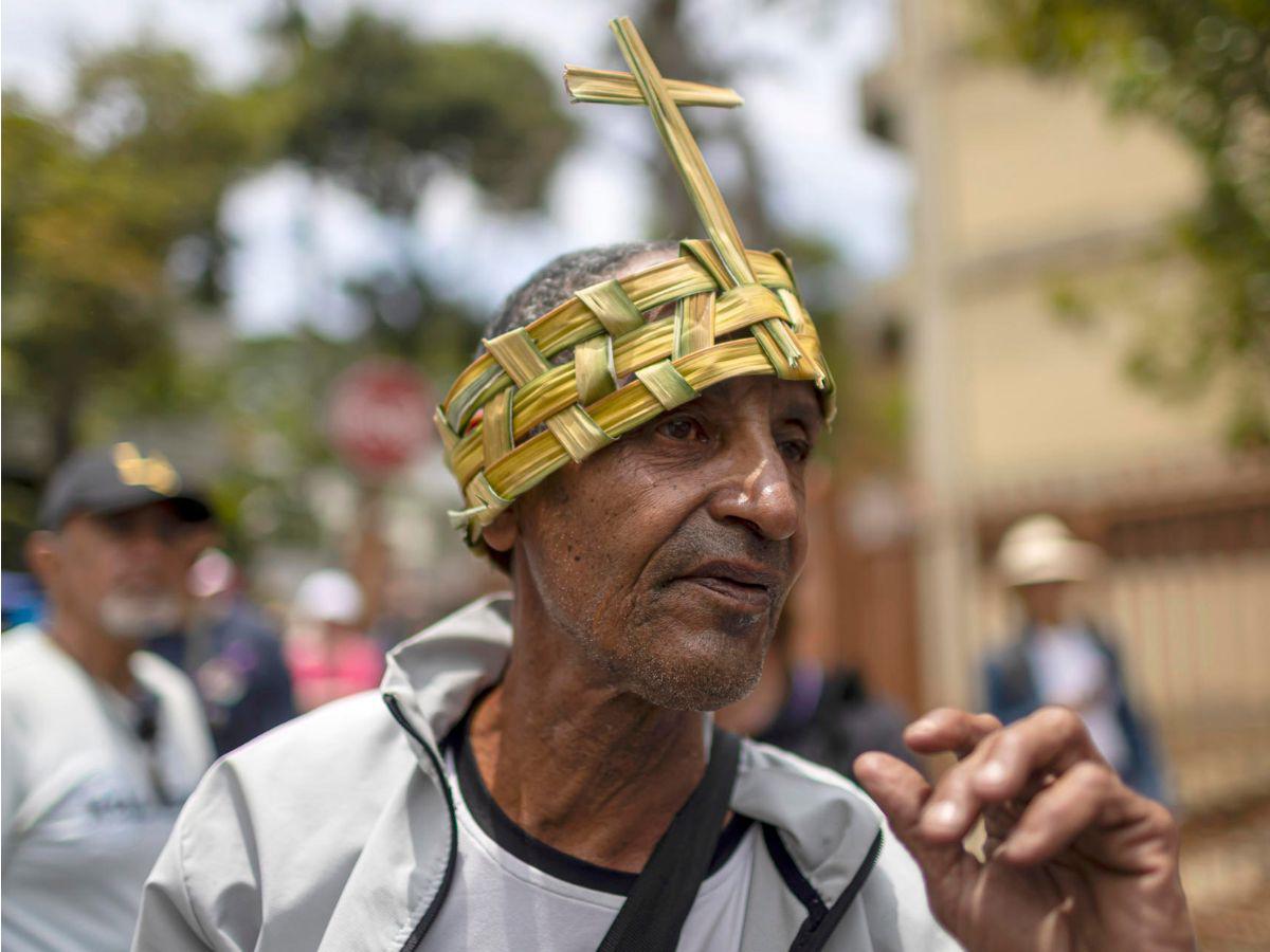 Fieles de todo el mundo celebran el Domingo de Ramos con palmas e imágenes religiosas