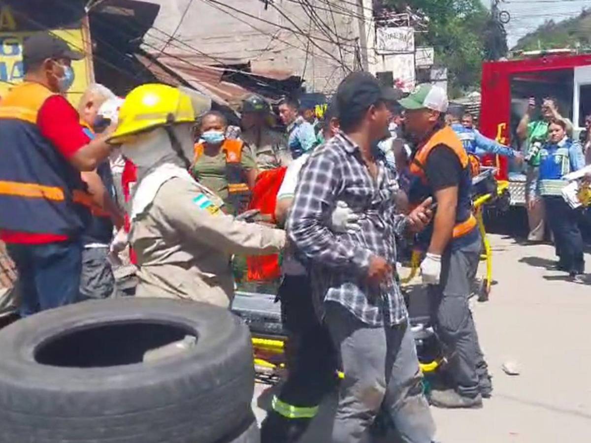 Dolor de familiares en escena del accidente de volqueta en Villa Nueva de la capital