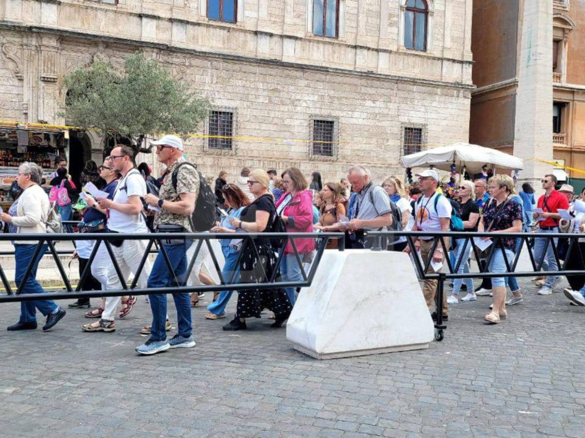 Imágenes de los fieles en el segundo día de cónclave