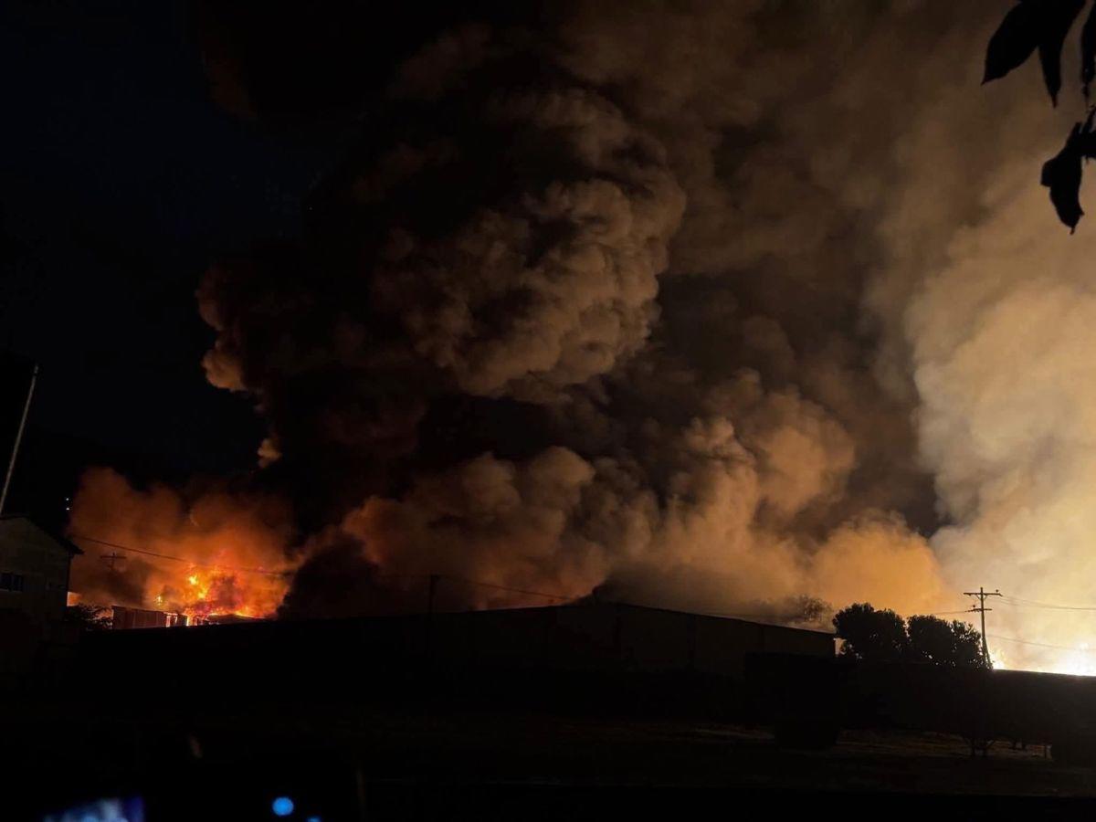 Así fue el voraz incendio que arrasó con una maquila en Cofradía, Cortés