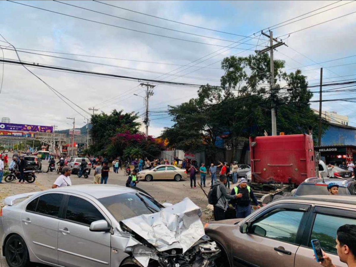 El accidente provocó un fuerte congestionamiento en el bulevar Suyapa.