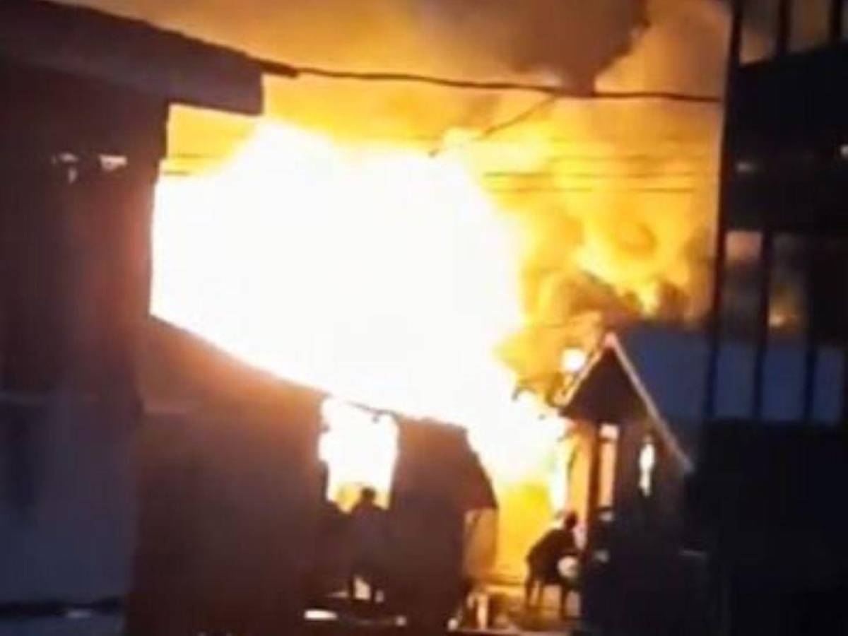 Voraz incendio deja a familias damnificadas en Guanaja