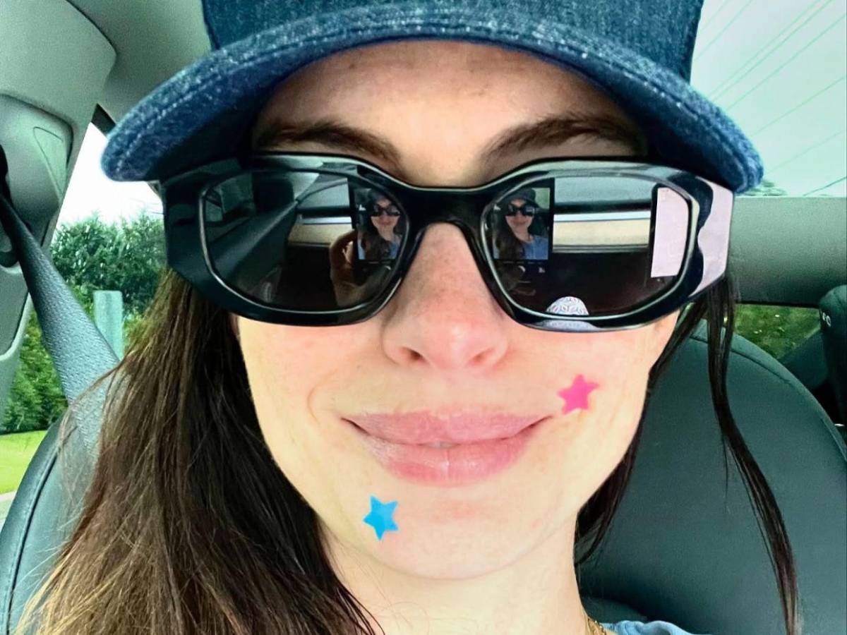 Anne Hathaway dice que Tom Holland es como un hijo soñado