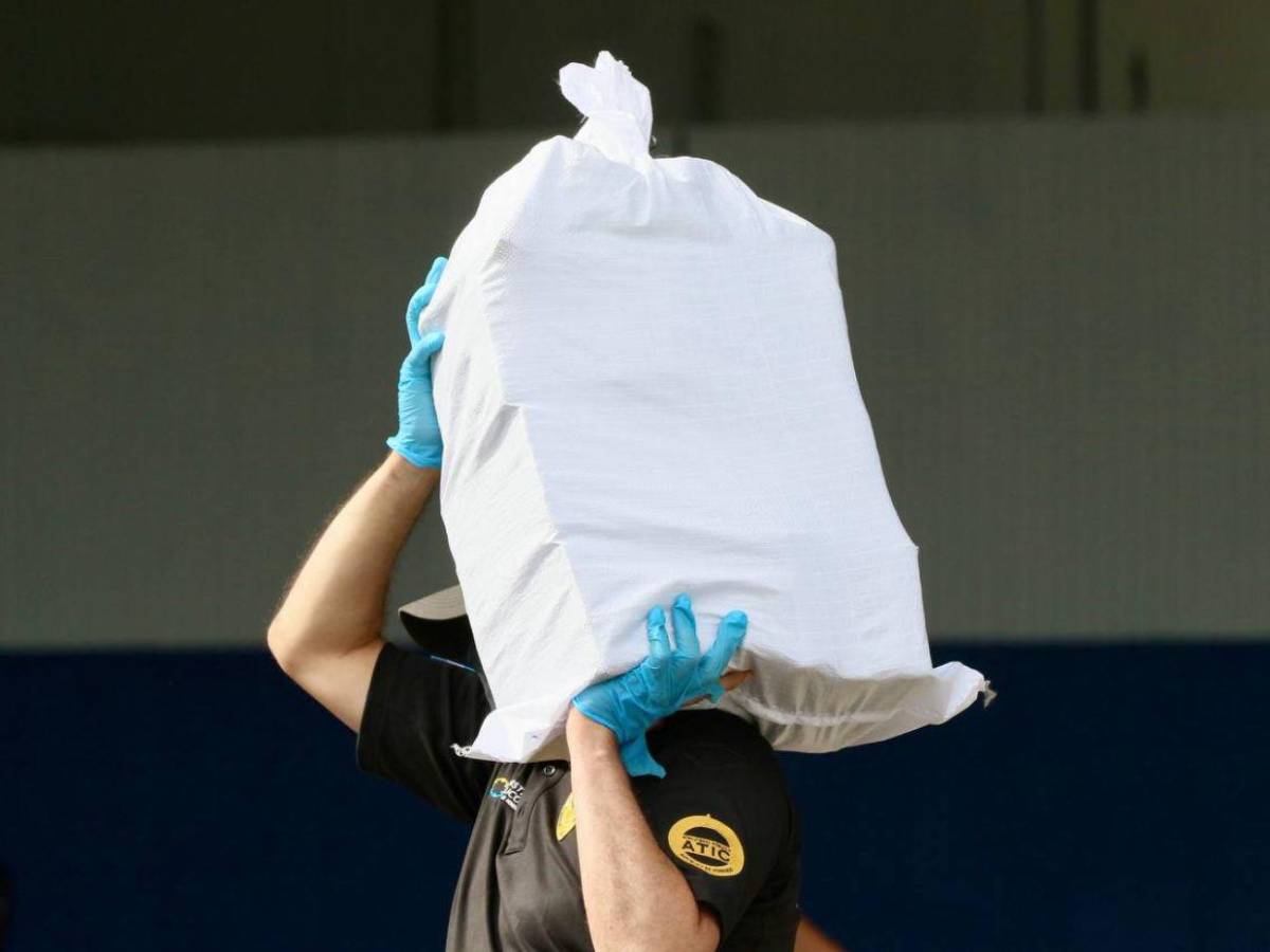 Rotulados con “NASA”, “CASINO” y “R”: así identificaron 899 kilos de droga en una embarcación pesquera
