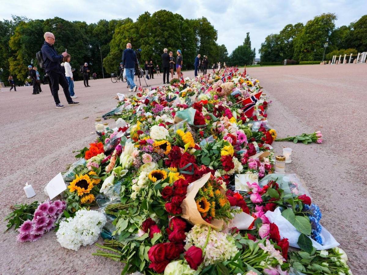 Flores, velas y cartas: con tristeza, Noruega despide al rey Harald V, “el abuelo de todos”