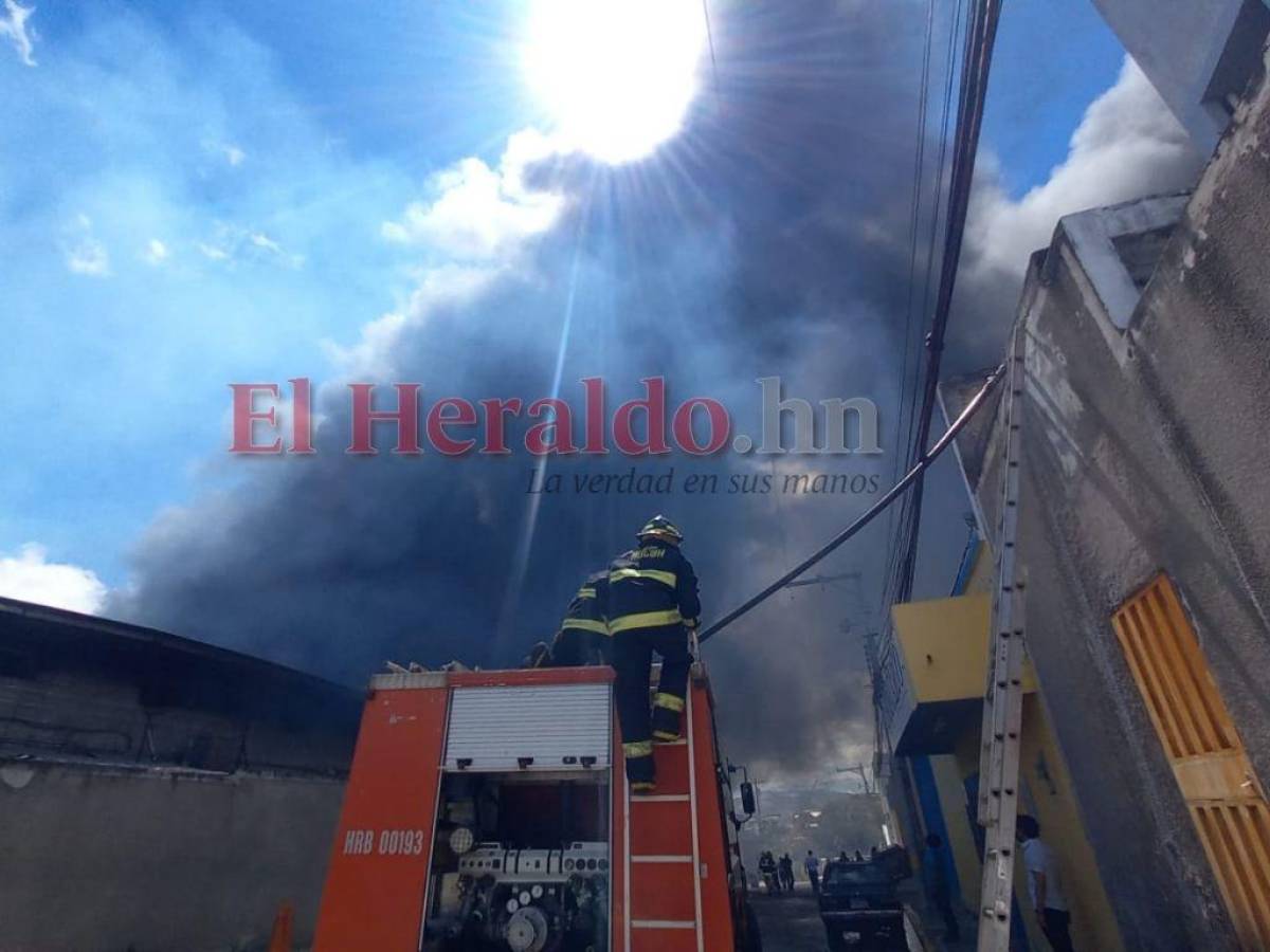 Voraz incendio consume varios negocios y bodegas en la capital