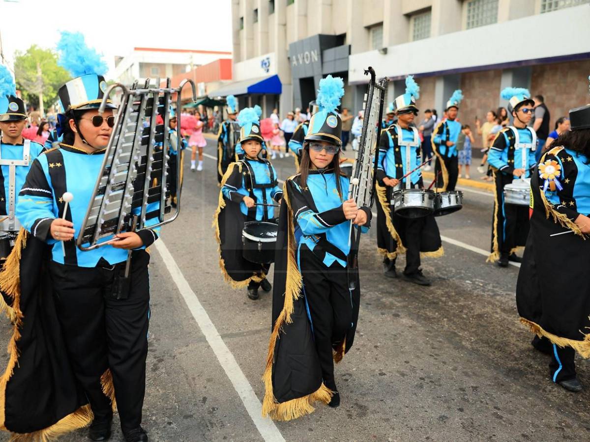Color y fervor patrio engalanan los desfiles patrios en San Pedro Sula este lunes