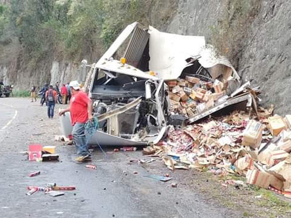 Tres hombres heridos tras volcamiento de camión en carretera a Tutule, La Paz