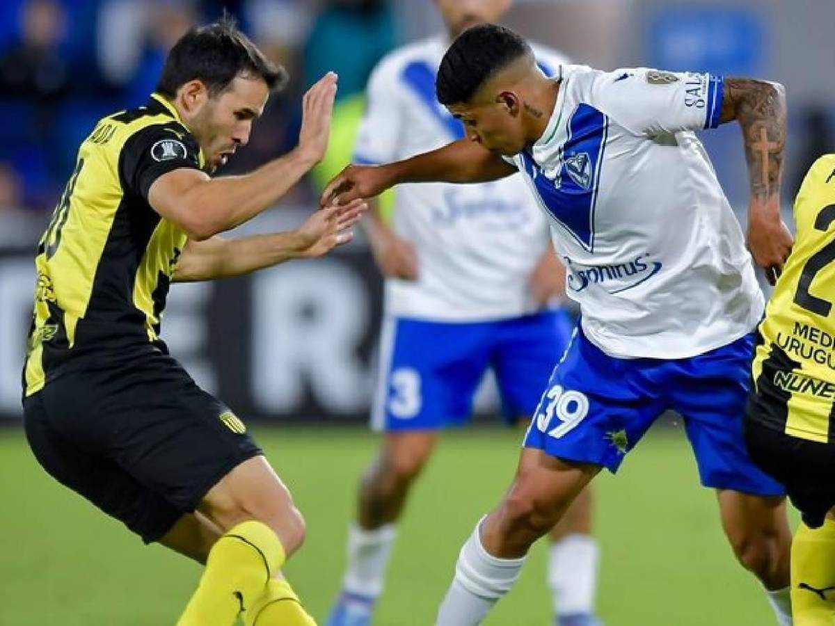Grupo de barristas ataca a policías en cancha de fútbol rápido: Hubo disparos