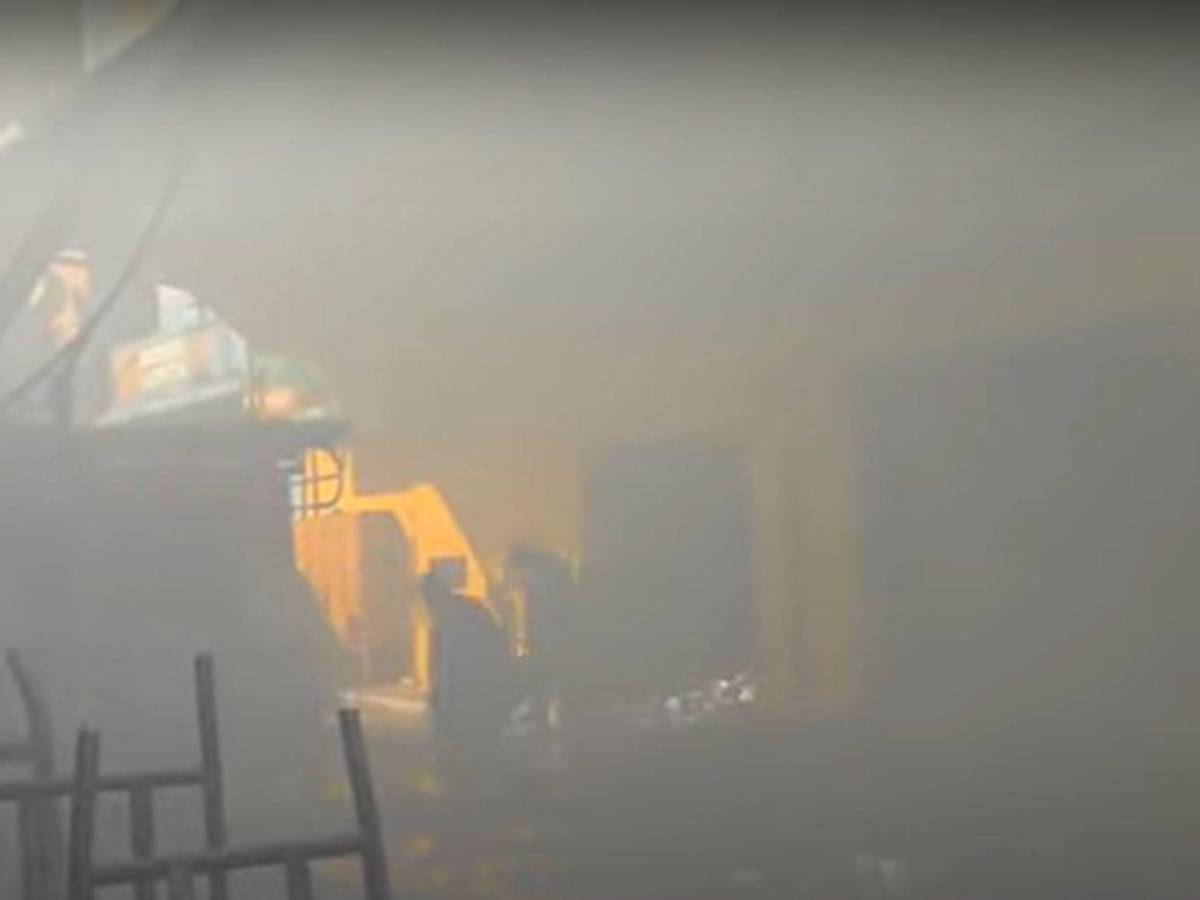 Imágenes del pavoroso incendio en una bodega en el mercado Zonal Belén
