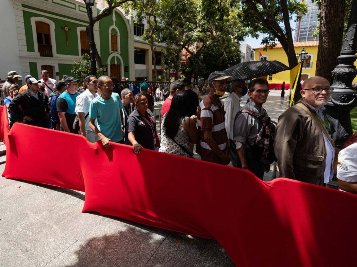 Chavistas acuden en Caracas a alistarse en la Milicia e instan a la población a sumarse