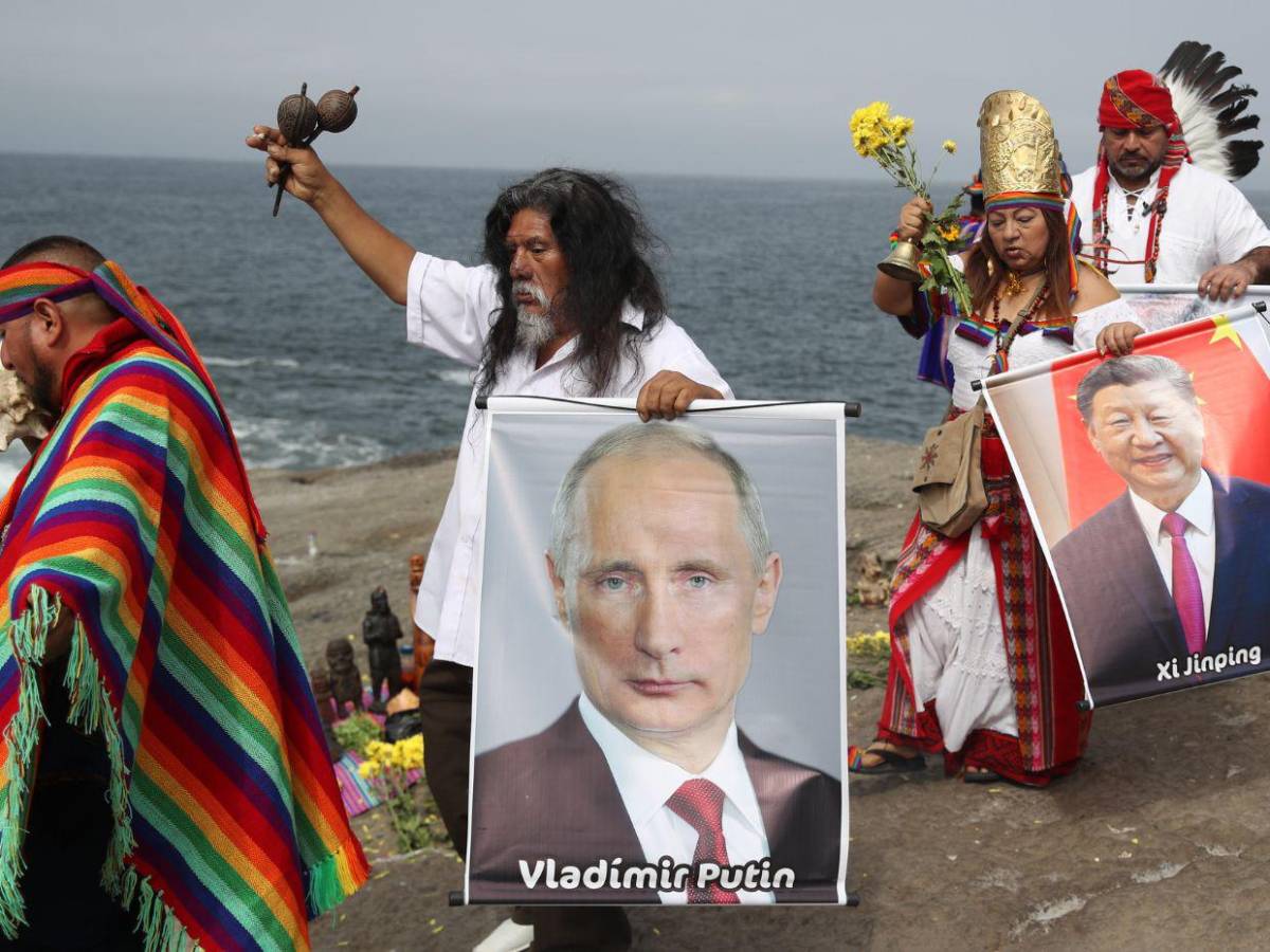 Chamanes y curanderos en Perú realizan ritual de fin de año y predicen para 2026