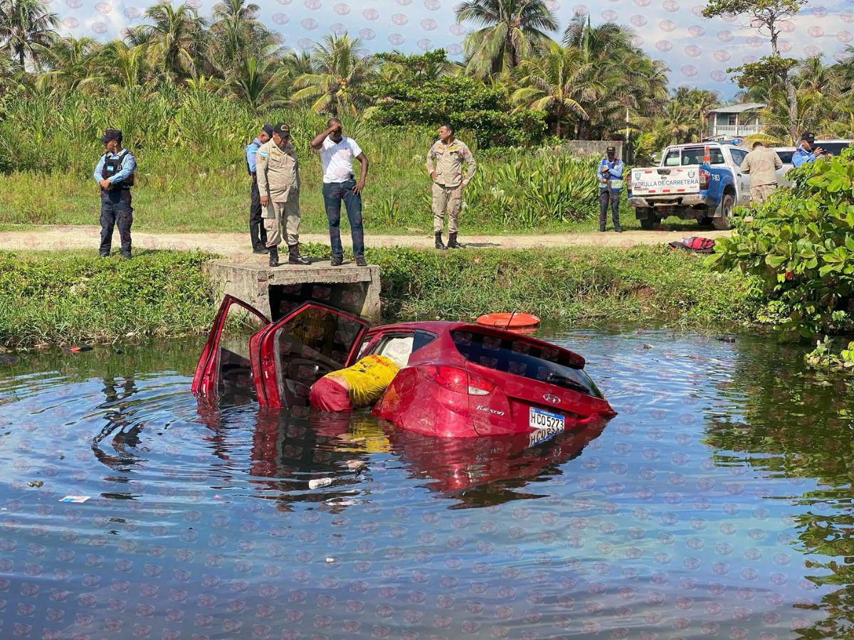 José Torres murió atrapado en su carro que cayó a un crique: momento en que sacan su cuerpo