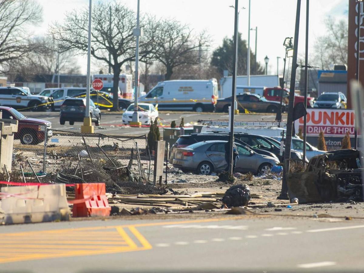 Tragedia aérea en Filadelfia: Seis mexicanos muertos, viviendas y carros destruidos