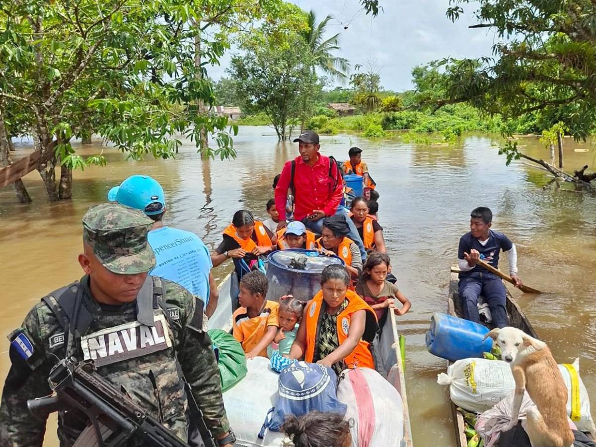 Evacúan a 146 personas, entre ellos 82 niños, por crecida de río Kruta en Gracias a Dios