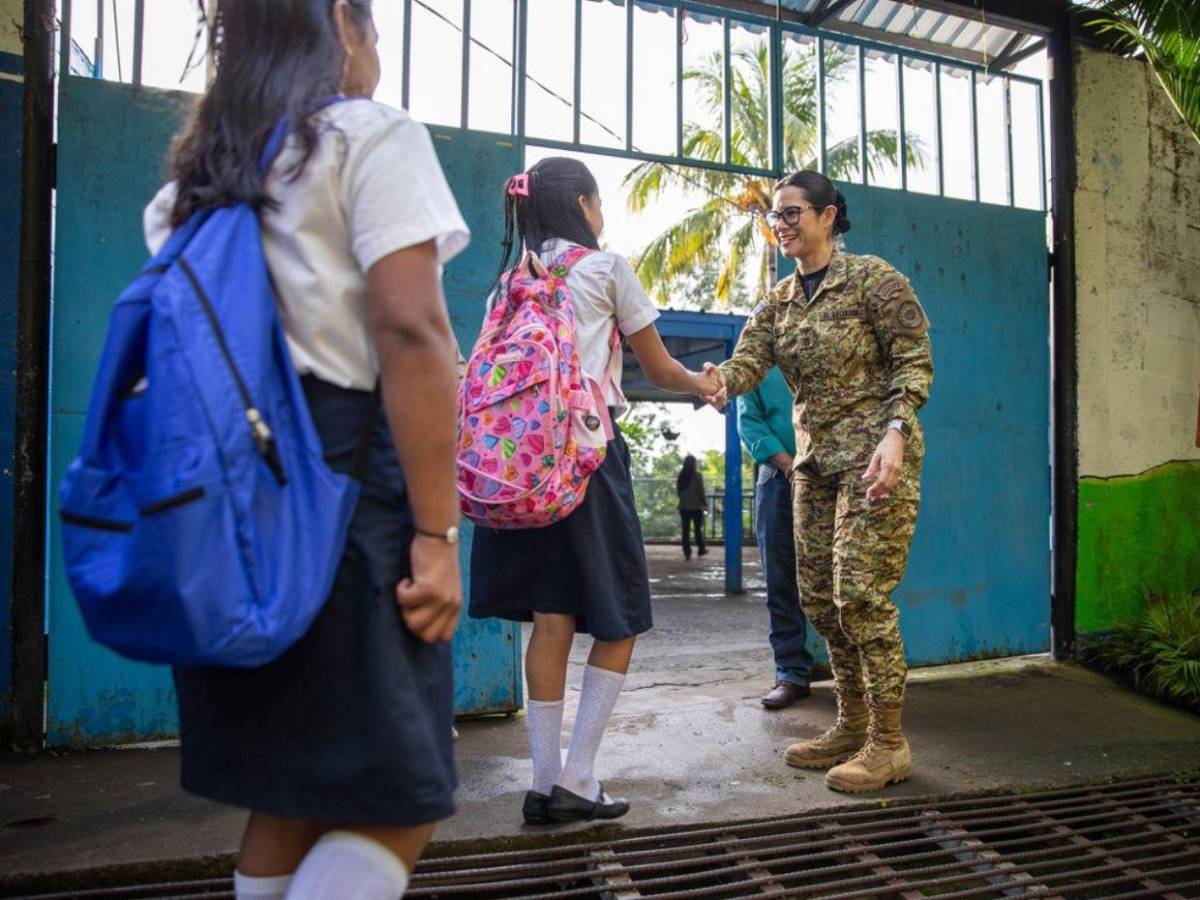 ¿Quién es Karla Trigueros, ministra de Educación salvadoreña que denunció trabas en Honduras?